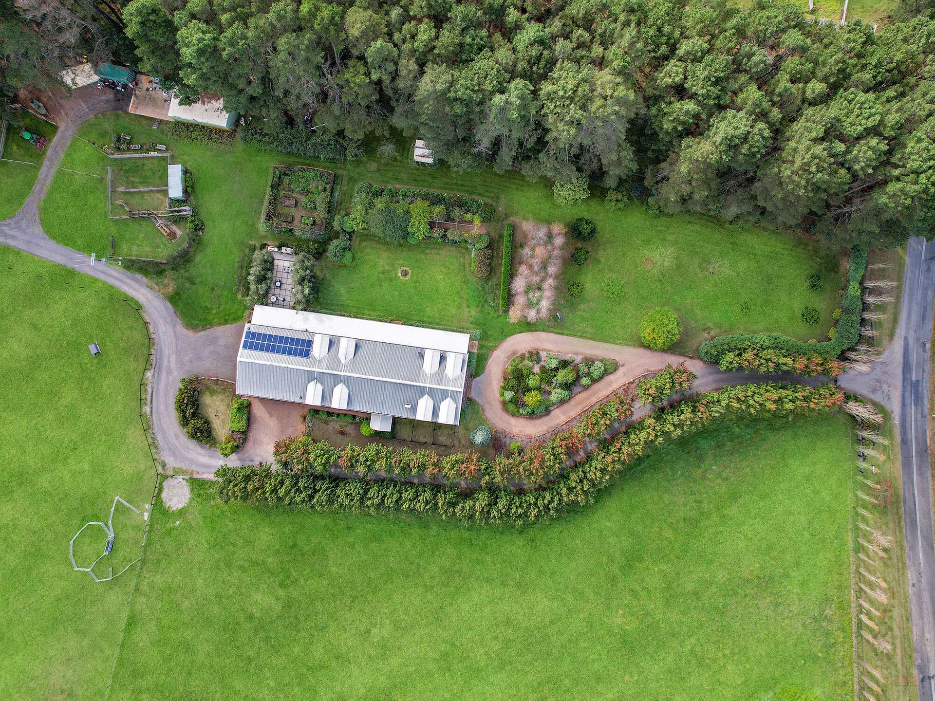 'The Grange' 581 Greenhills Road, Berrima For Sale by Farmbuy.com - image 2