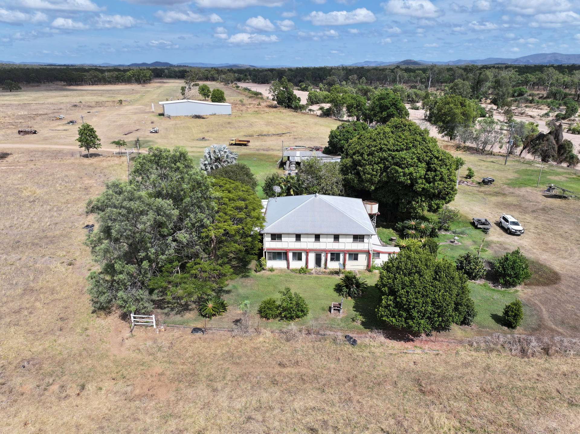 PERONNE STATION, Pentland Sold by Farmbuy.com - image 2