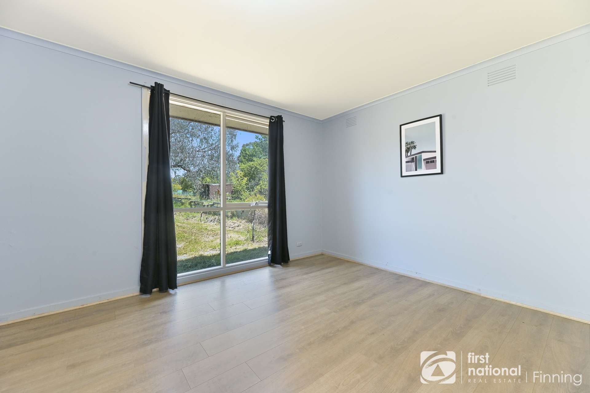 4 Garden Street, Cranbourne East For Sale by Farmbuy.com - image 11