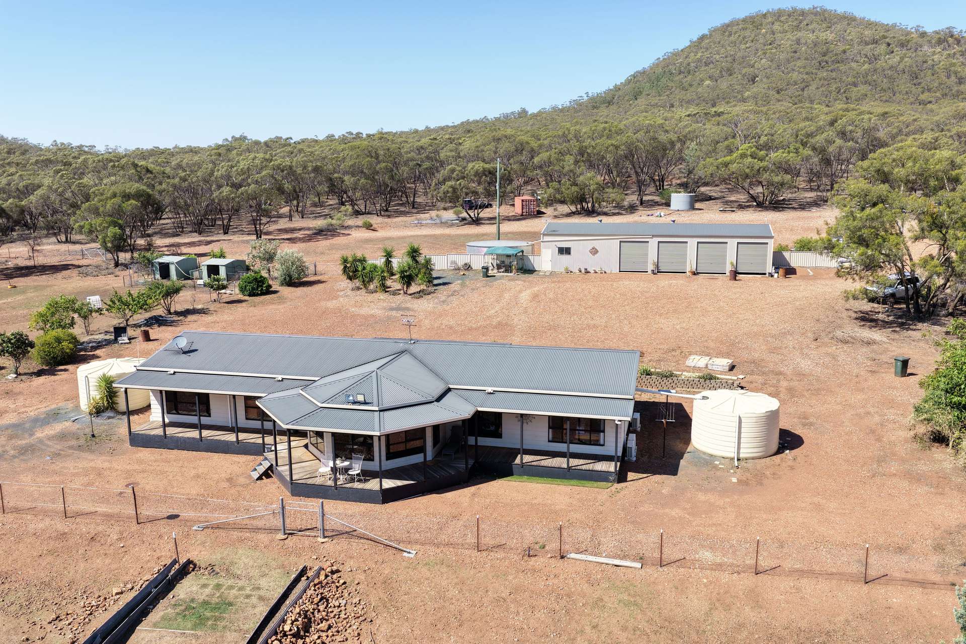 'Milbee Hill' 6318 Lake Cargelligo Road, Condobolin Sold by Farmbuy.com - image 1