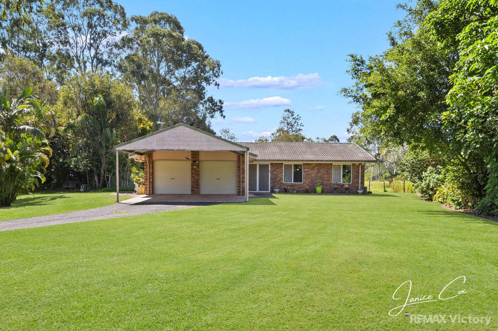 27 Currawong Place, Bellmere For Sale by Farmbuy.com - image 1