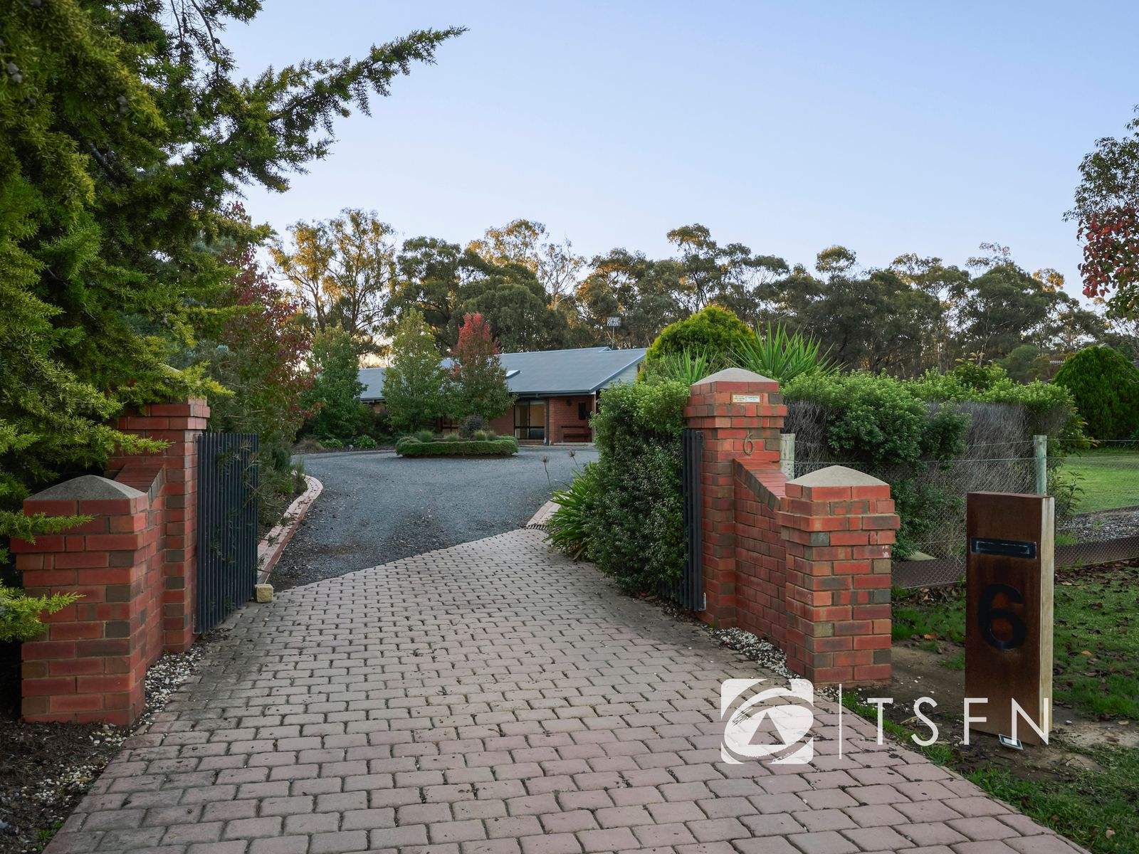 6 Cooper Grove, Strathfieldsaye For Sale by Farmbuy.com - image 2
