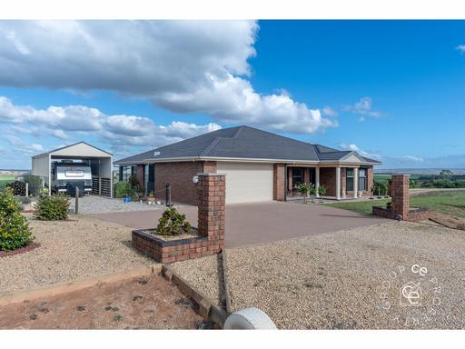 Farm For Sale - SA - Mannum - 5238 - Showcase home complimented by its surrounds and outlook 