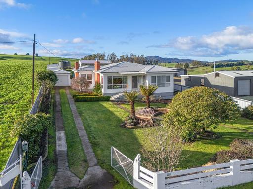 Farm For Sale - TAS - Sheffield - 7306 - Country Charm, Space & Spectacular Mt Roland Views 