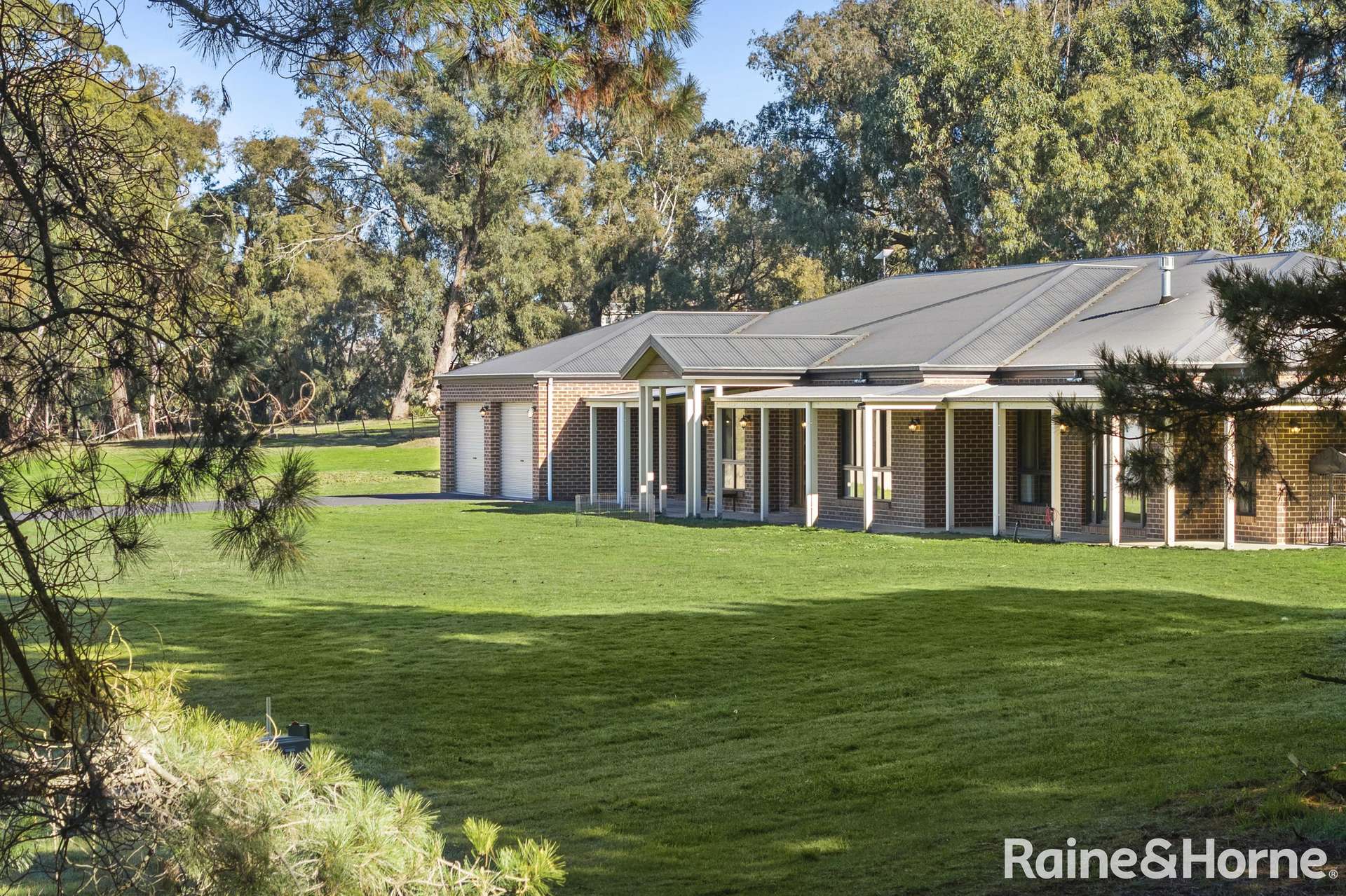 35 Parkes Drive, Kyneton For Sale by Farmbuy.com - image 5