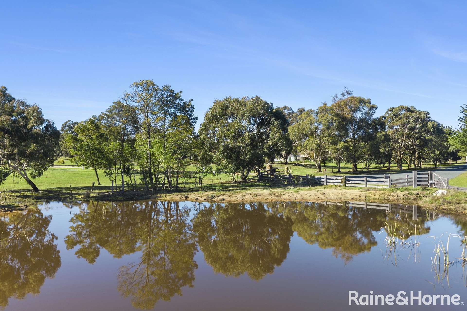 35 Parkes Drive, Kyneton For Sale by Farmbuy.com - image 6
