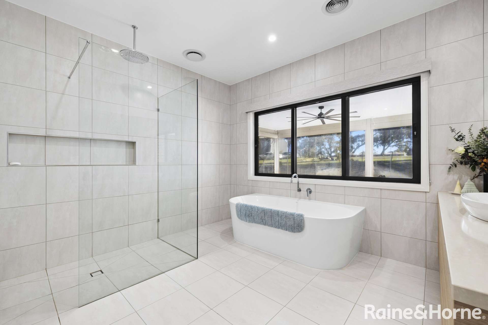 35 Parkes Drive, Kyneton For Sale by Farmbuy.com - image 18