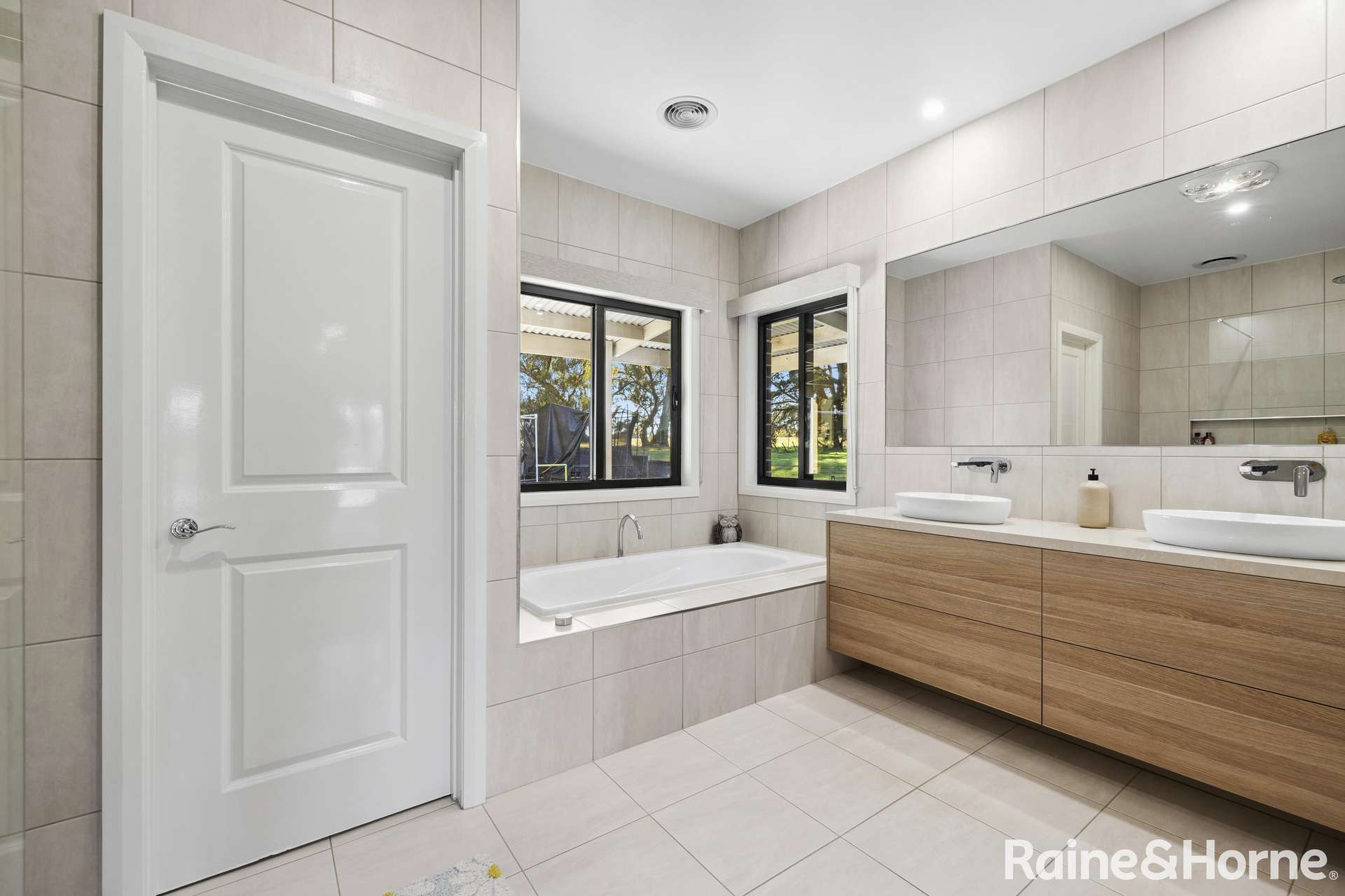 35 Parkes Drive, Kyneton For Sale by Farmbuy.com - image 16