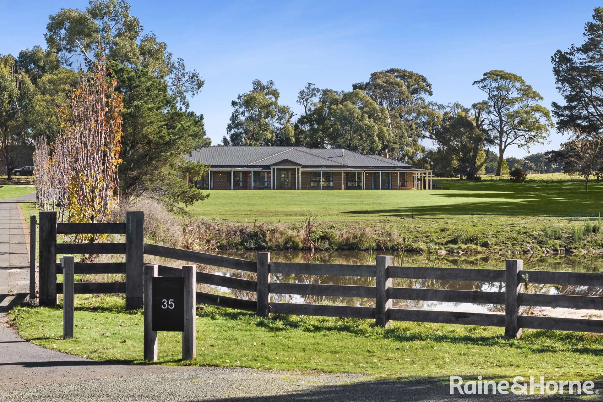 35 Parkes Drive, Kyneton For Sale by Farmbuy.com - image 2