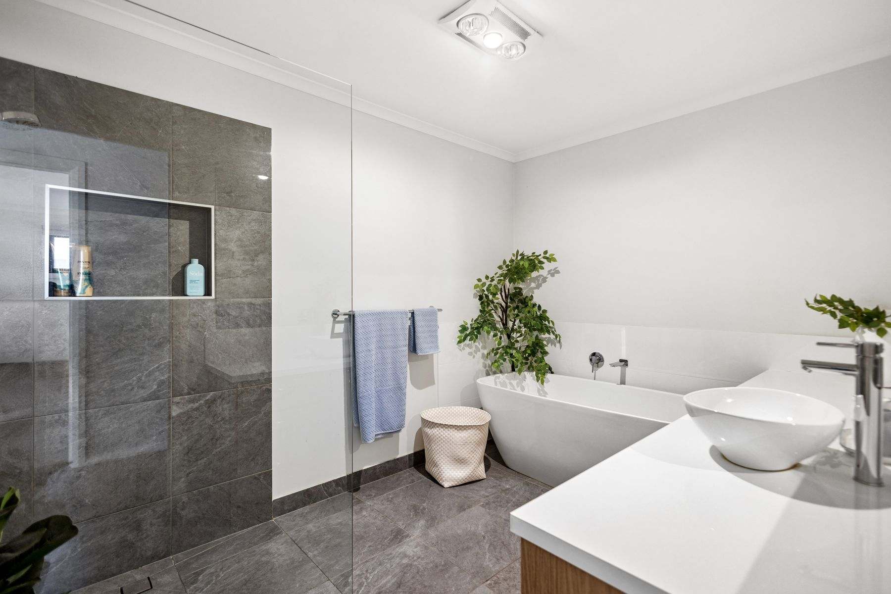 9 Lorne Terrace, Flora Hill For Sale by Farmbuy.com - image 6