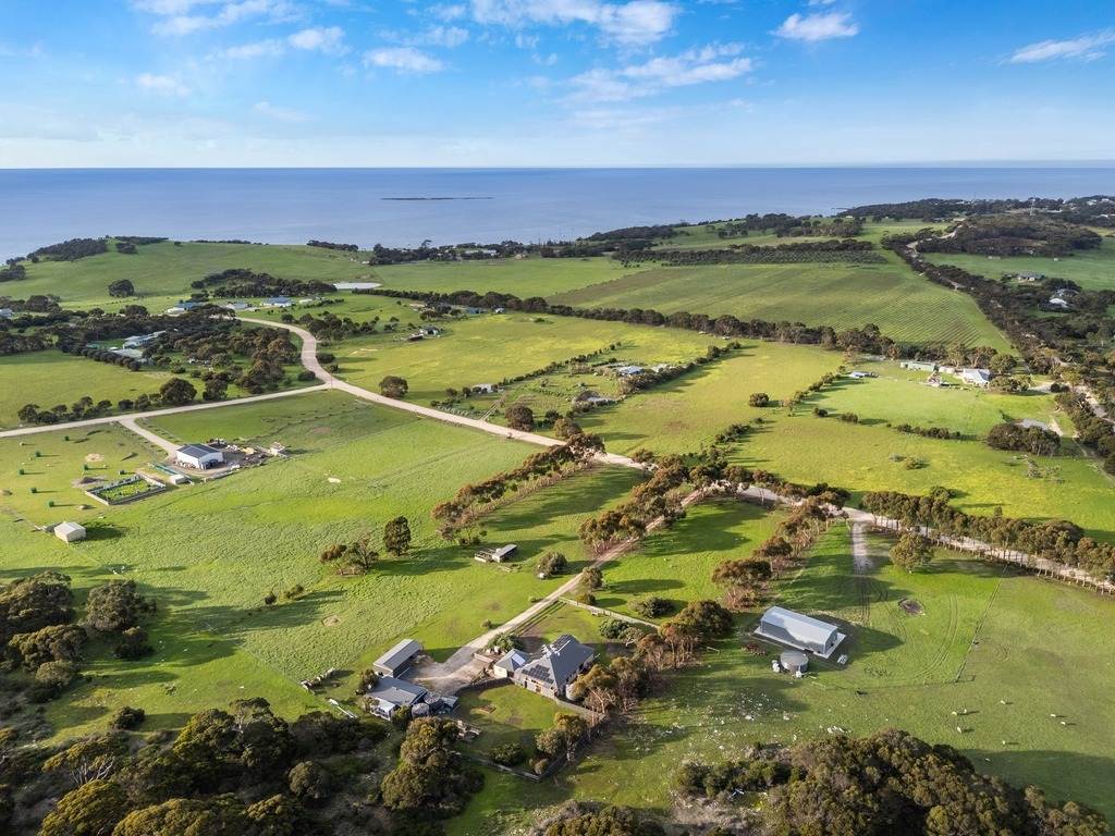 19 Summervista Boulevard, Kingscote For Sale by Farmbuy.com - image 32
