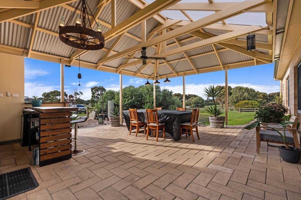 19 Summervista Boulevard, Kingscote For Sale by Farmbuy.com - image 8