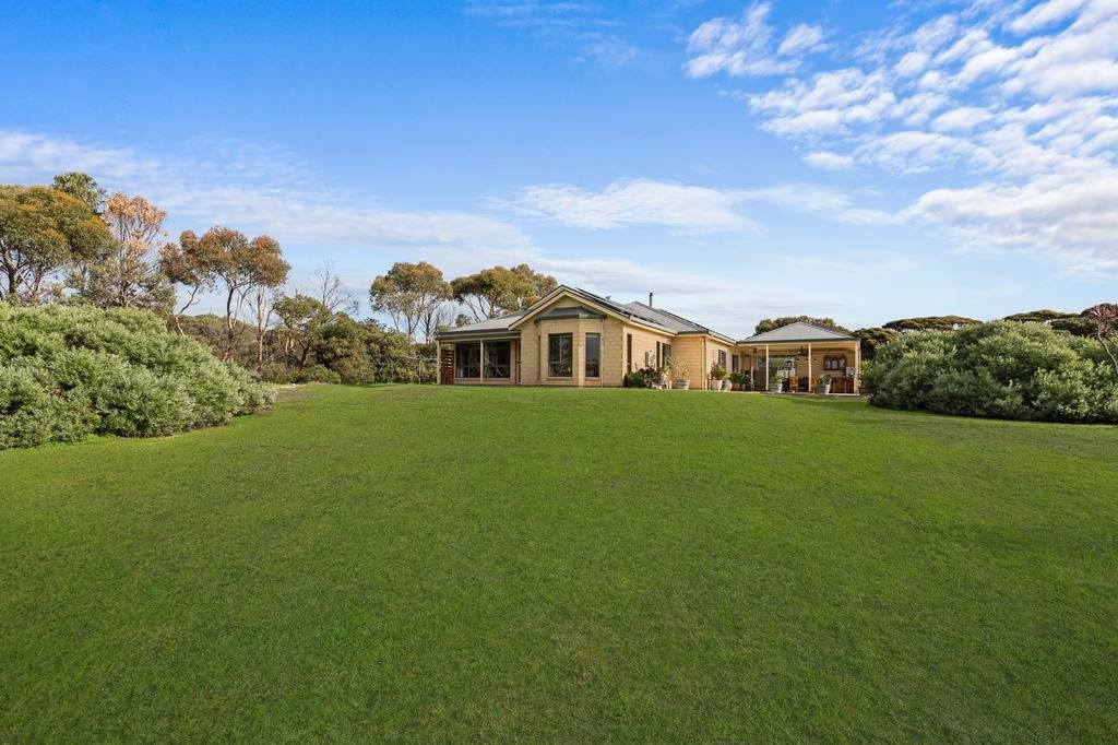 19 Summervista Boulevard, Kingscote For Sale by Farmbuy.com - image 2