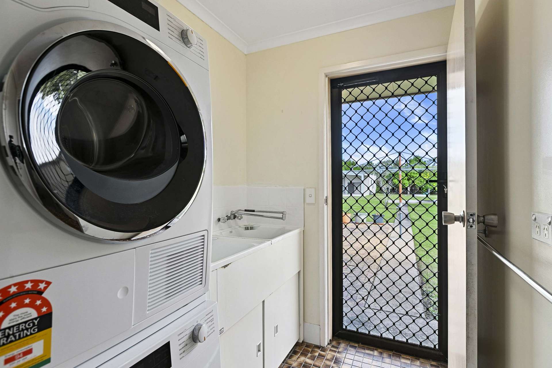 27-29 Orchid Avenue, Urangan For Sale by Farmbuy.com - image 12