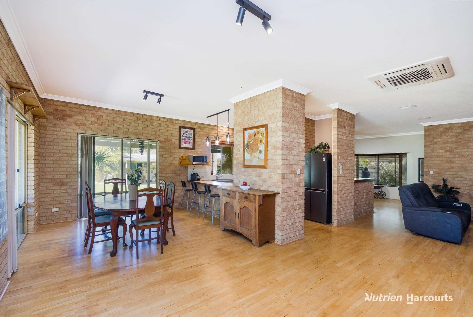 74 Birdwood Drive, Woodridge For Sale by Farmbuy.com - image 9