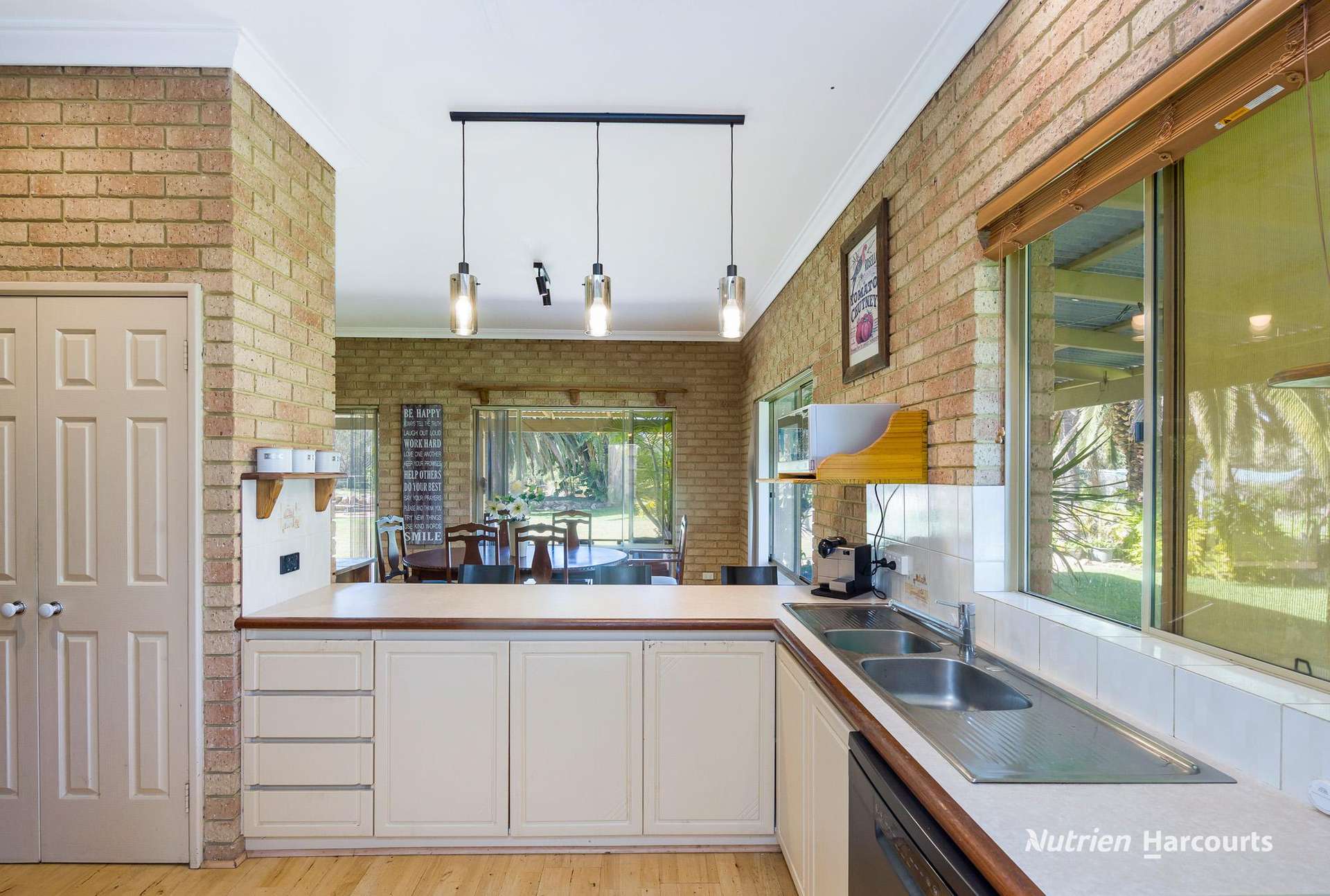 74 Birdwood Drive, Woodridge For Sale by Farmbuy.com - image 6