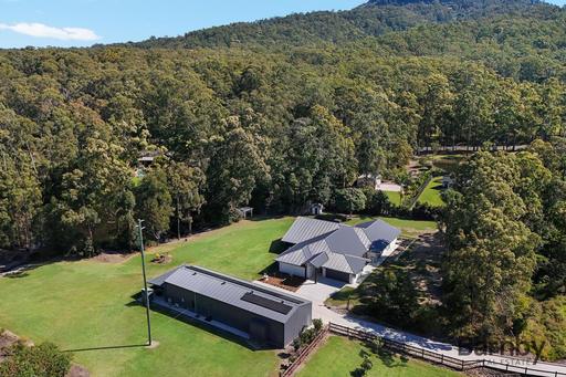 32 Thompson Road, Beerwah QLD 4519