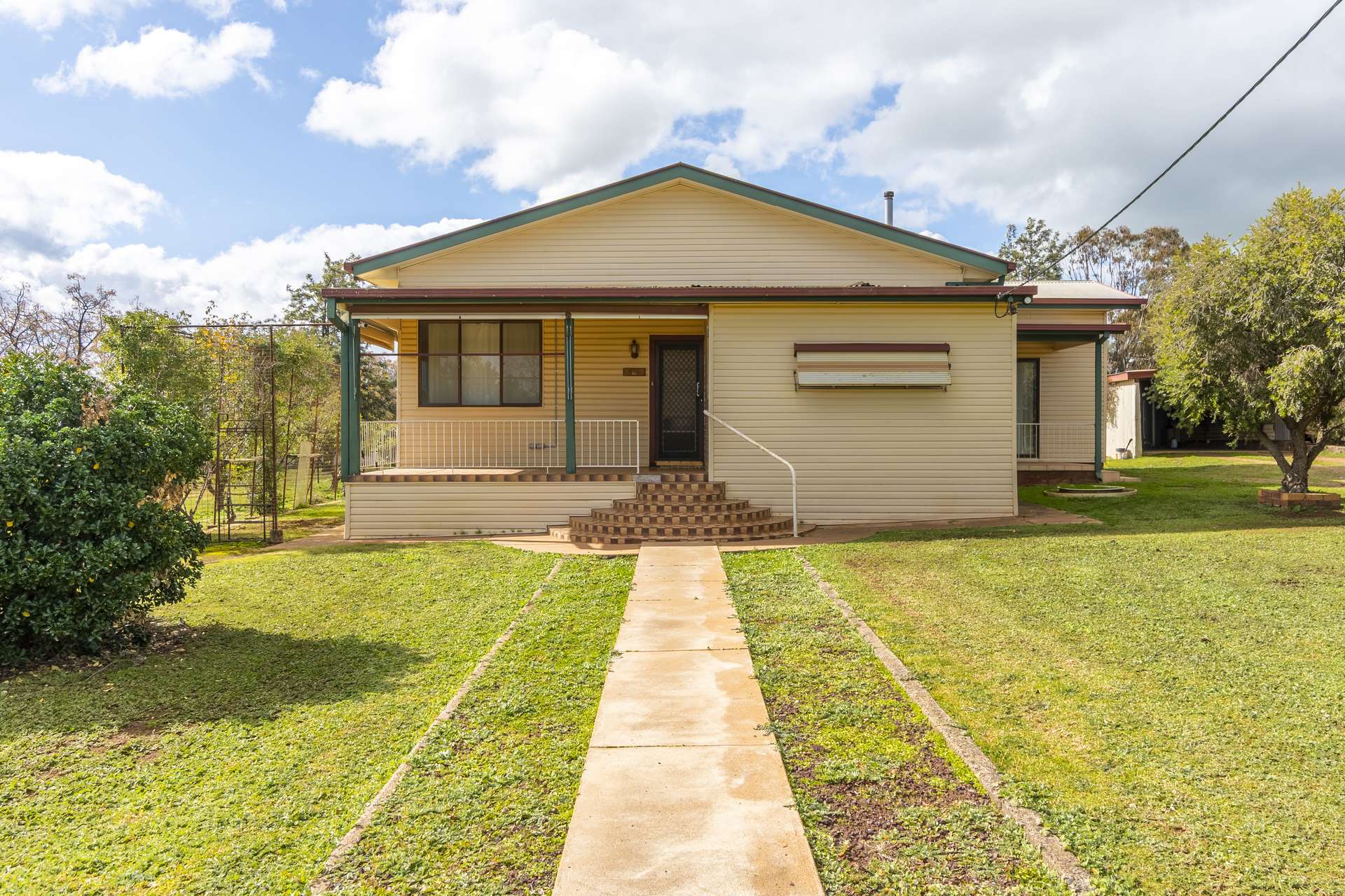 39 Iverach Street, Coolamon For Sale by Farmbuy.com - image 2