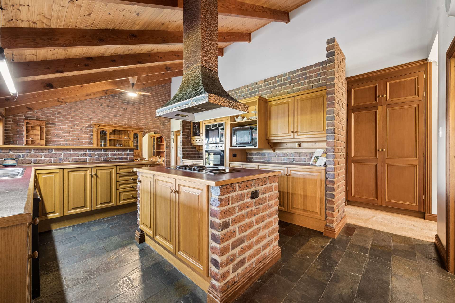 1031 Woodleigh Lane, Clay Wells For Sale by Farmbuy.com - image 27