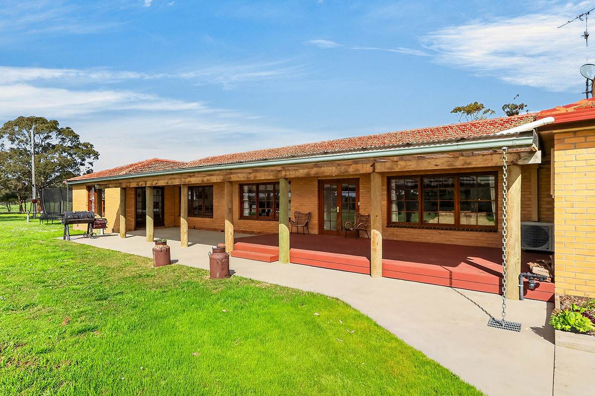 'Oak Park' 652 Myamyn-Macarthur Road, Breakaway Creek For Sale by Farmbuy.com - image 2