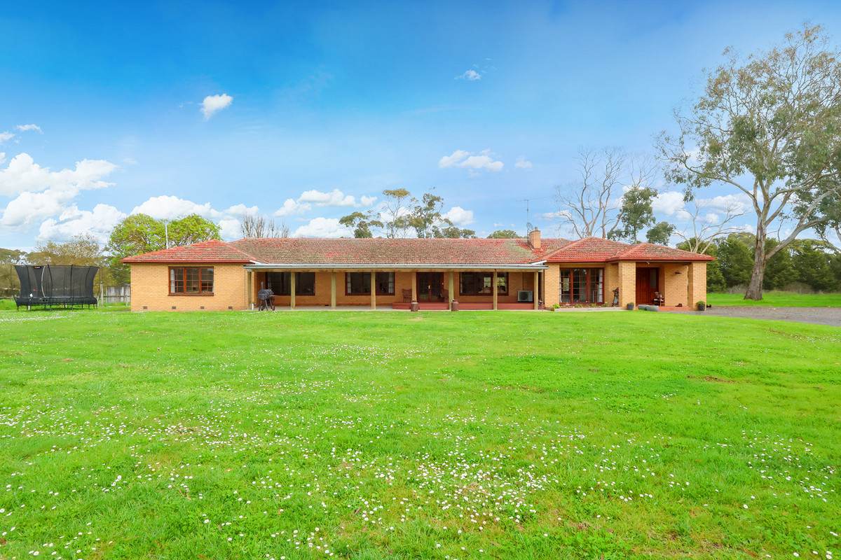 'Oak Park' 652 Myamyn-Macarthur Road, Breakaway Creek For Sale by Farmbuy.com - image 1