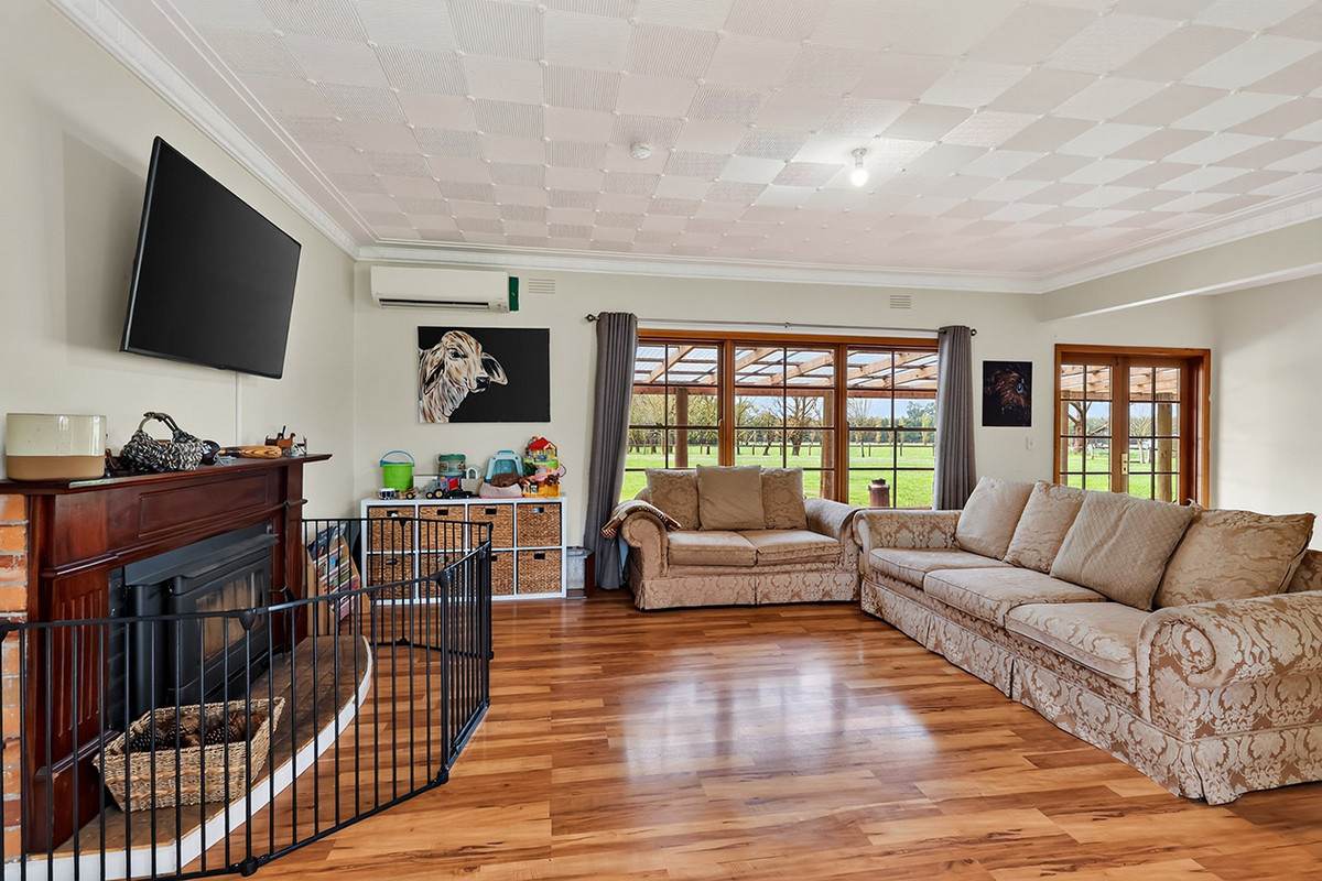 'Oak Park' 652 Myamyn-Macarthur Road, Breakaway Creek For Sale by Farmbuy.com - image 5