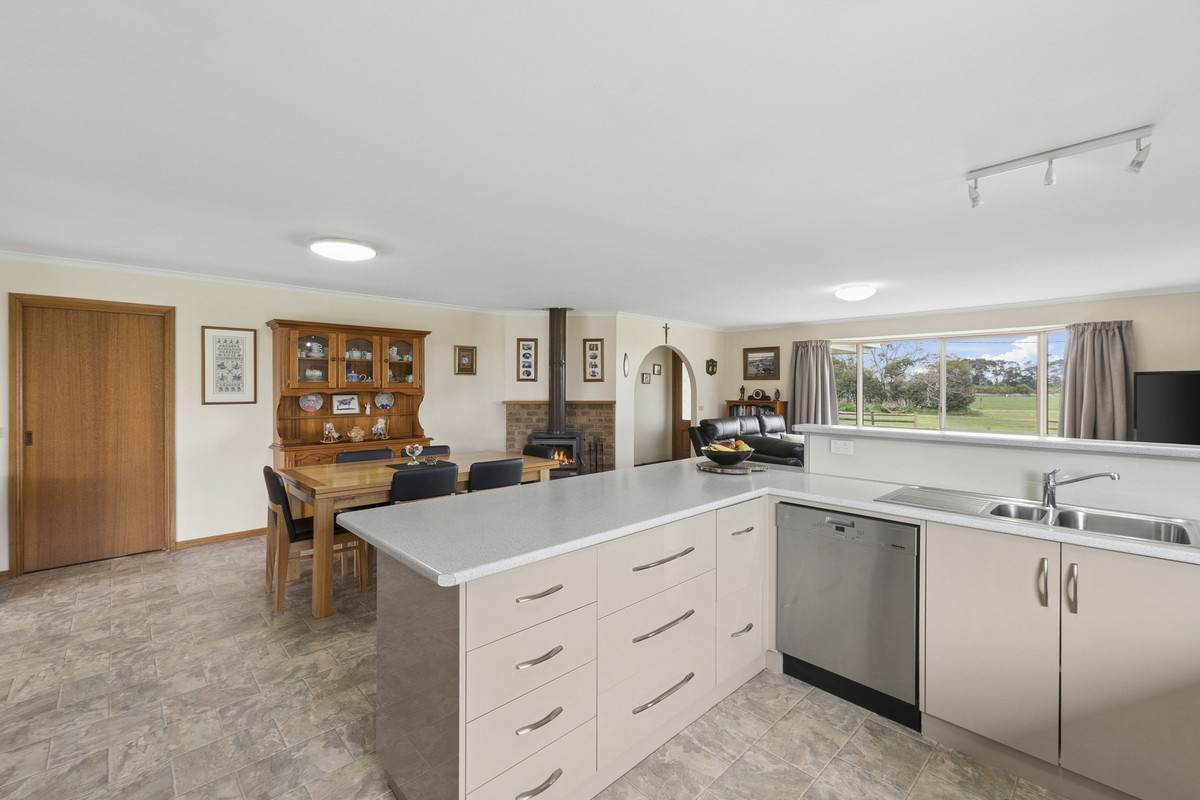 10 Rohans Road, Elingamite For Sale by Farmbuy.com - image 13