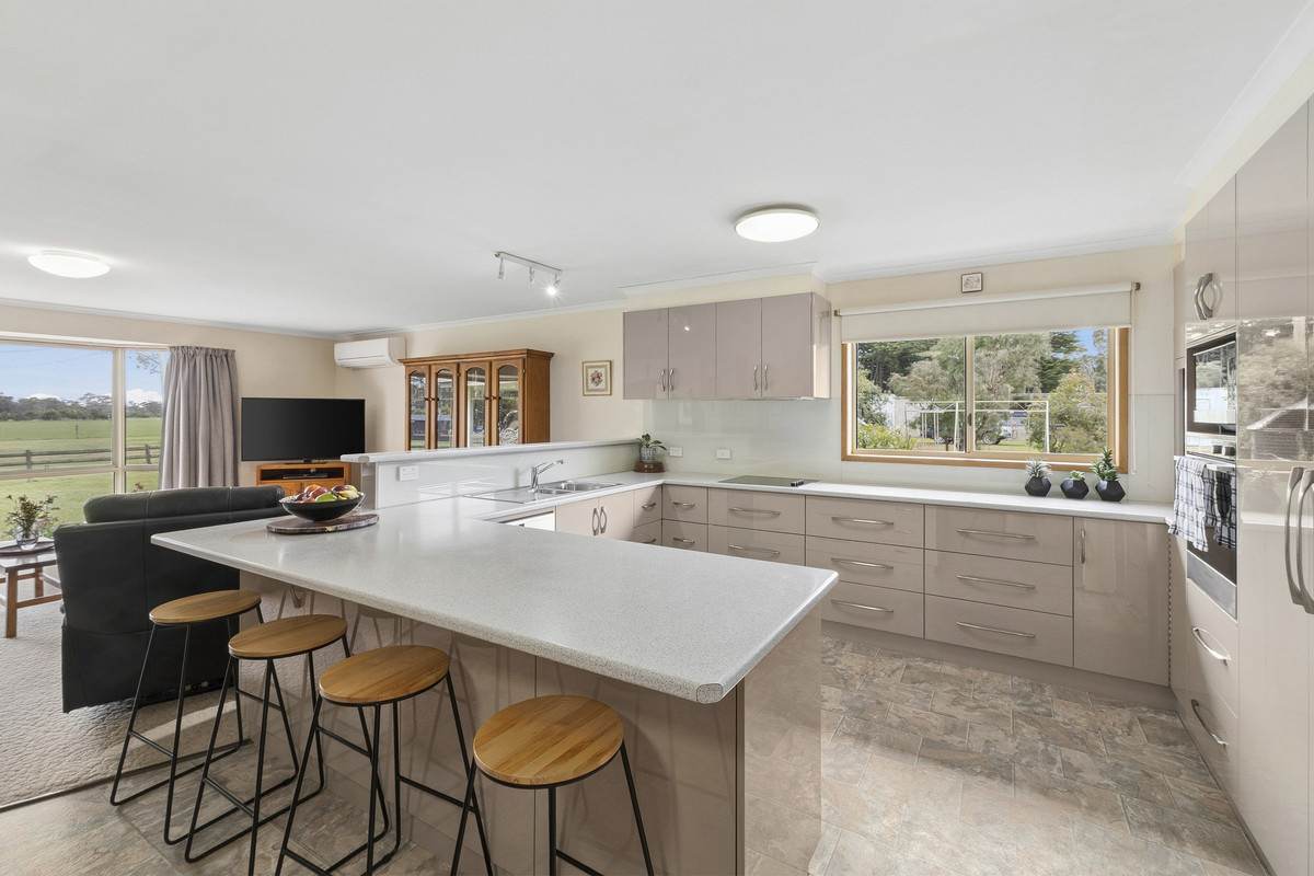 10 Rohans Road, Elingamite For Sale by Farmbuy.com - image 12