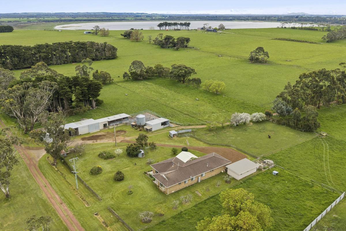 10 Rohans Road, Elingamite For Sale by Farmbuy.com - image 7
