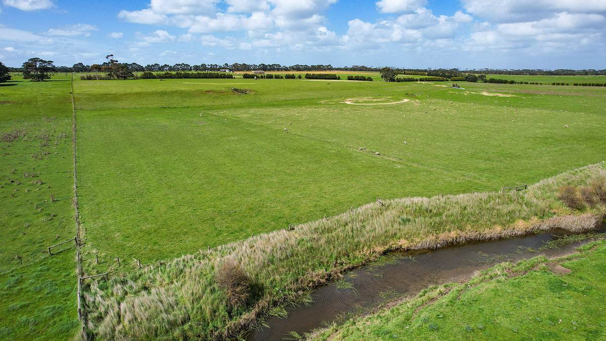 'The Paddock' Warrnambool-Caramut Road, Woolsthorpe For Sale by Farmbuy.com - image 1