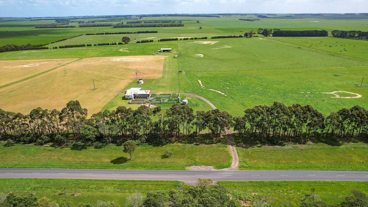 'The Paddock' Warrnambool-Caramut Road, Woolsthorpe For Sale by Farmbuy.com - image 2