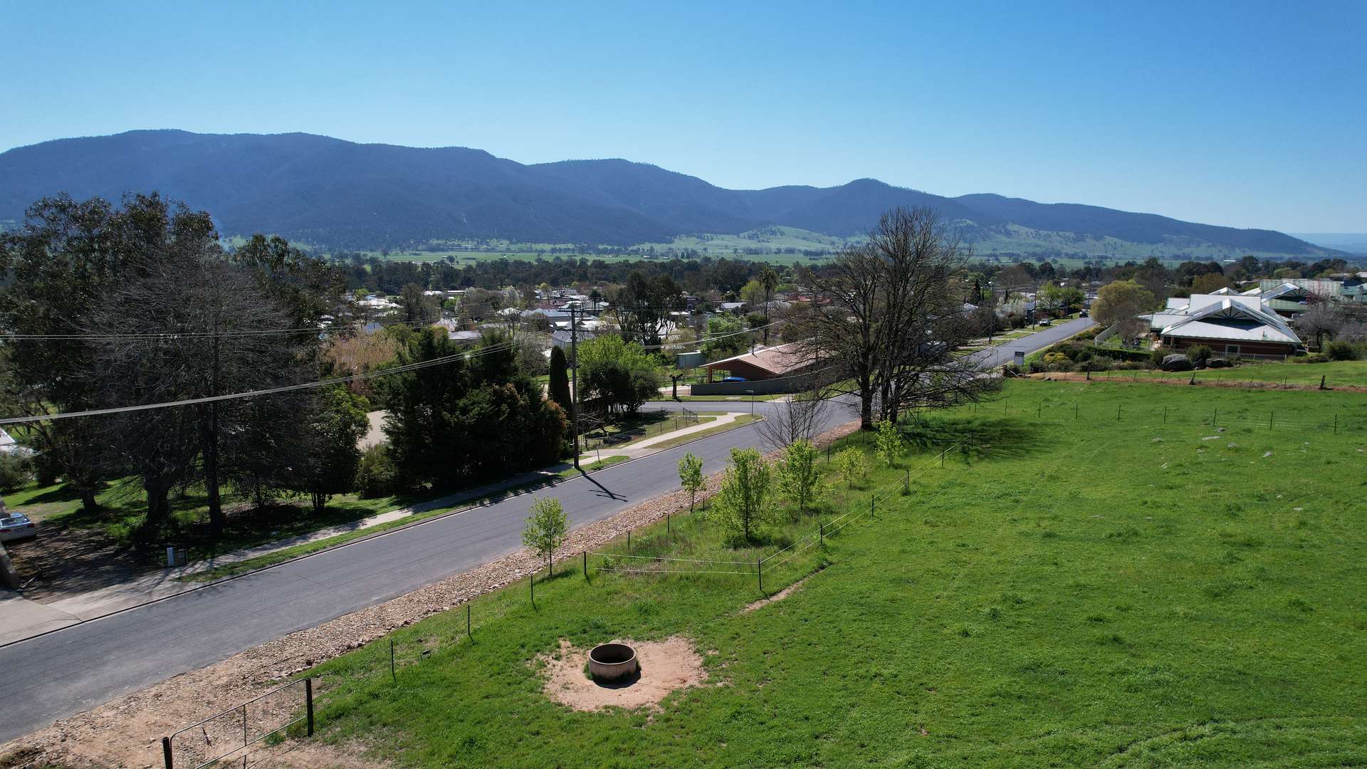 25 Jephcott Avenue, Corryong For Sale by Farmbuy.com - image 5