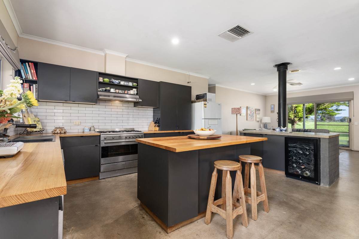 162 Hoults Lane, Moyhu For Sale by Farmbuy.com - image 3