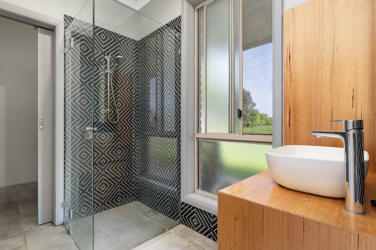 162 Hoults Lane, Moyhu For Sale by Farmbuy.com - image 16