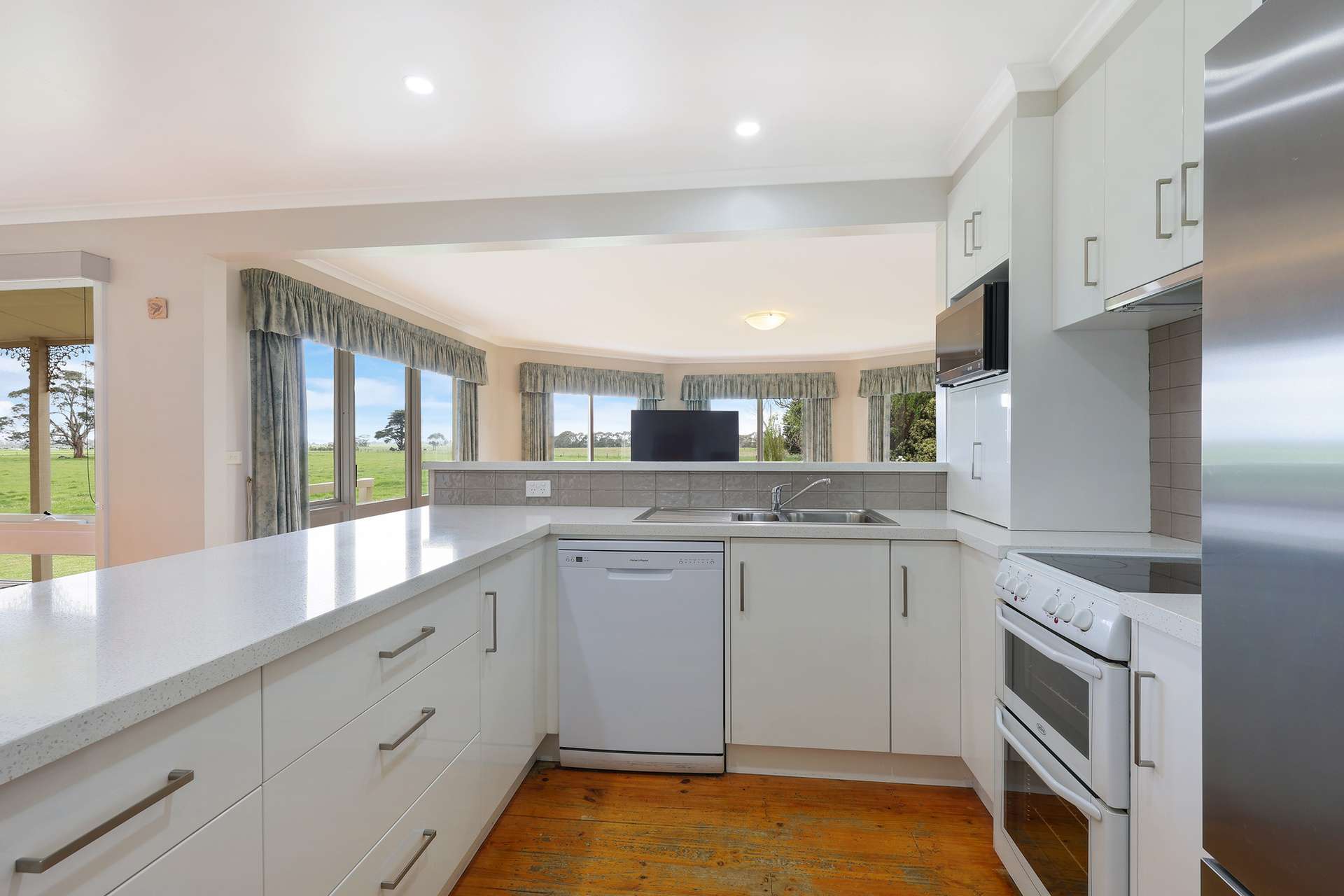 112 Soundrys Road, Elingamite For Sale by Farmbuy.com - image 2