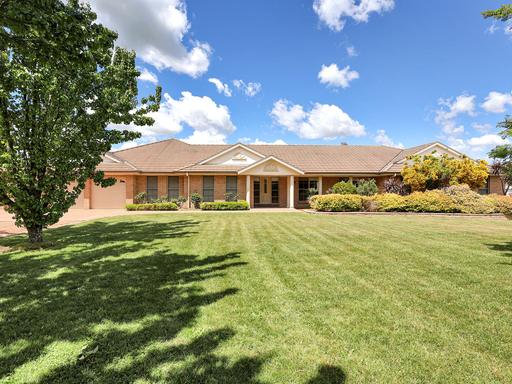 Farm For Sale - NSW - Moss Vale - 2577 - Sprawling Family Home - 1.5 acres Level Lawns 