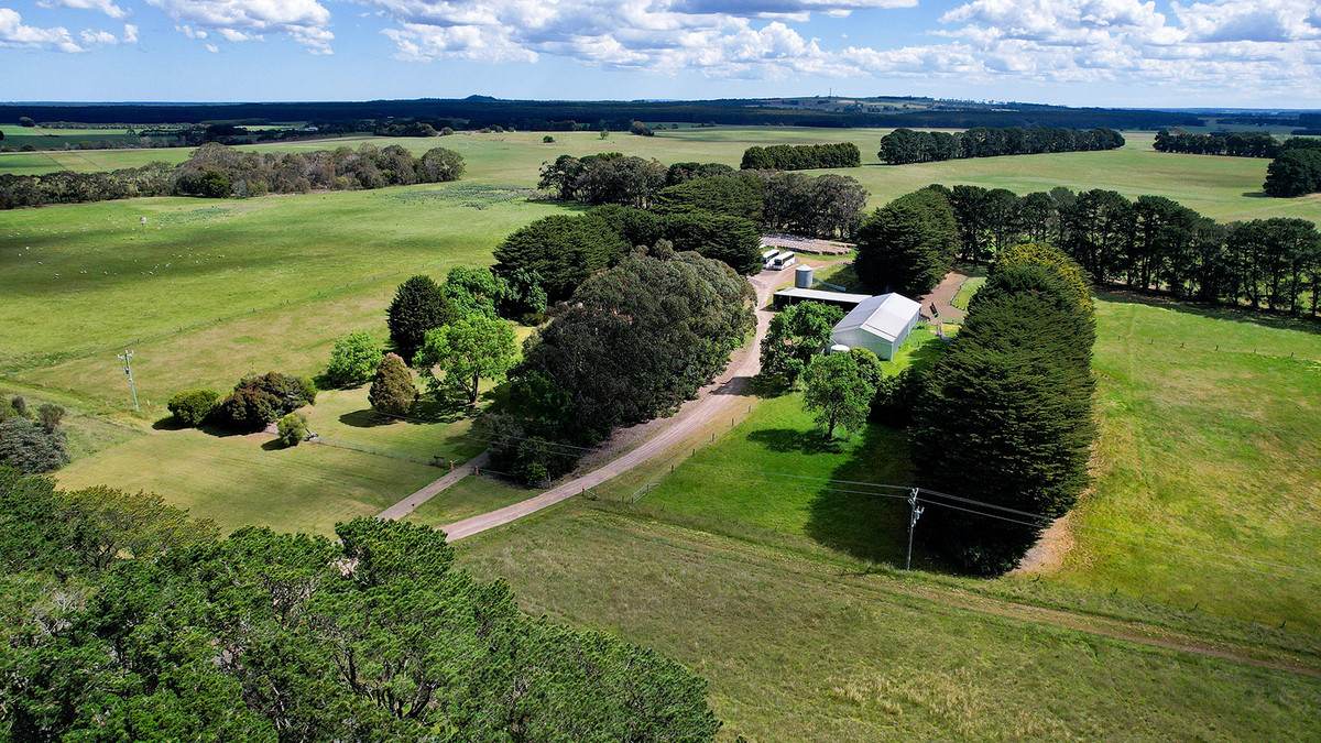'Mirrimbah' 87 Hamilton-Port Fairy Road, Macarthur For Sale by Farmbuy.com - image 1
