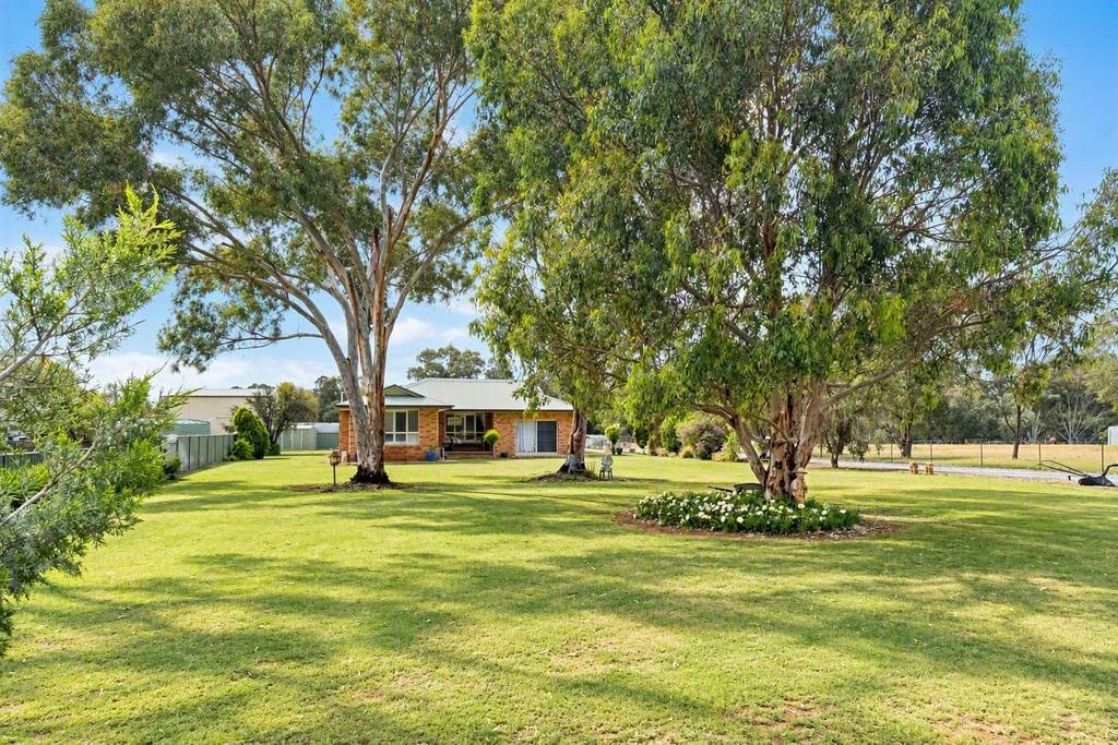 52 Old School Road, Parkes NSW 2870