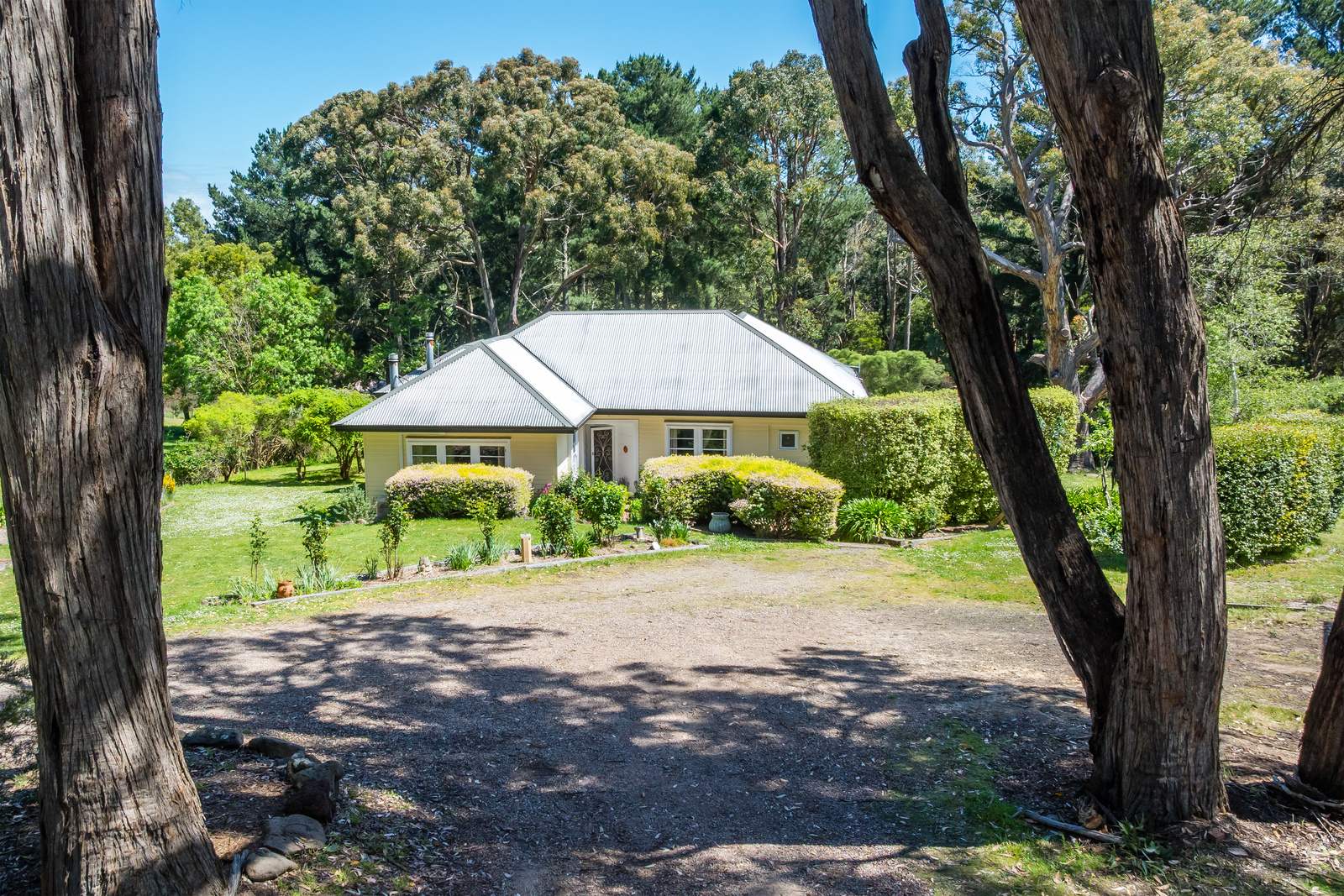 10 Montague Street, Macedon For Sale by Farmbuy.com - image 1