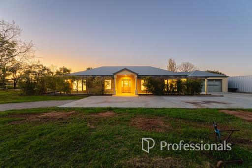 Farm For Sale - VIC - Irymple - 3498 - Room for the Horses, the Business and the Family 