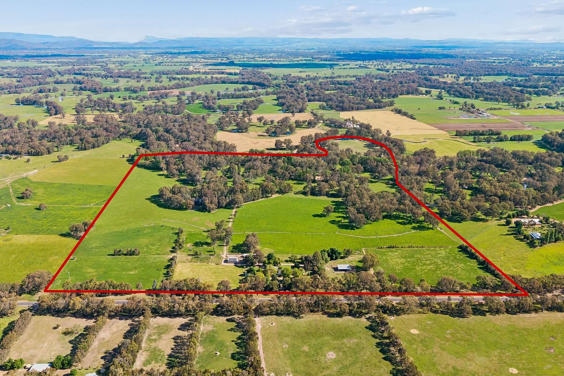 864 Great Alpine Road, Tarrawingee For Sale by Farmbuy.com - image 2
